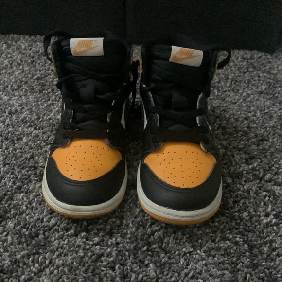 Nike Air Jordan 1 Retro - Picture 3 of 5